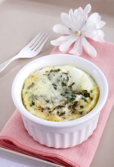 Горячая закуска из карамелизованного лука, рикотты и пармезана