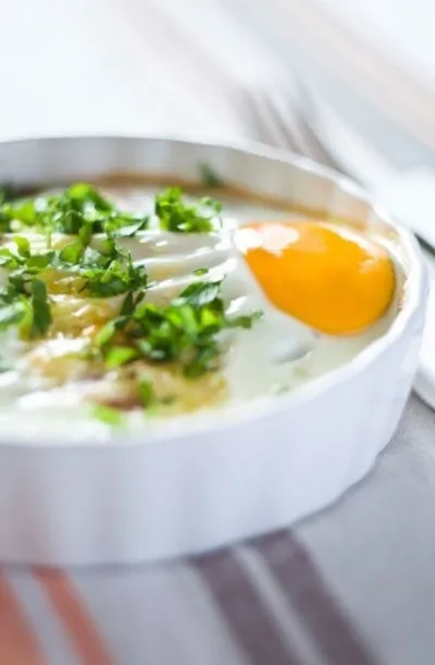 Запеченные яйца с грибами, чеддером и красным перцем