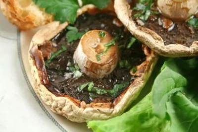 Грибы на гриле с трюфельным маслом, рукколой и пармезаном