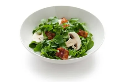 Грибной салат с прошутто и трюфельным маслом