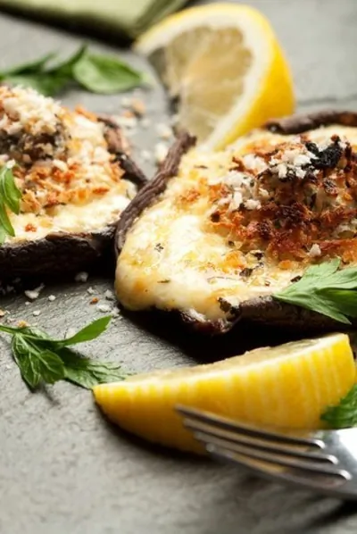 Грибы, фаршированные рикоттой, фетой и шпинатом, под корочкой из пармезана