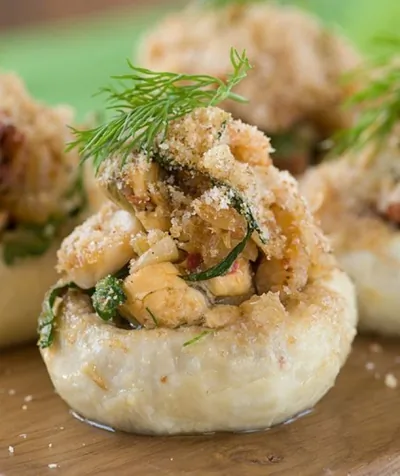 Грибы, фаршированные крабовым мясом, рикоттой и зеленью