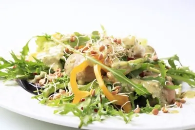 Теплый грибной салат в соусе из маскарпоне с рукколой