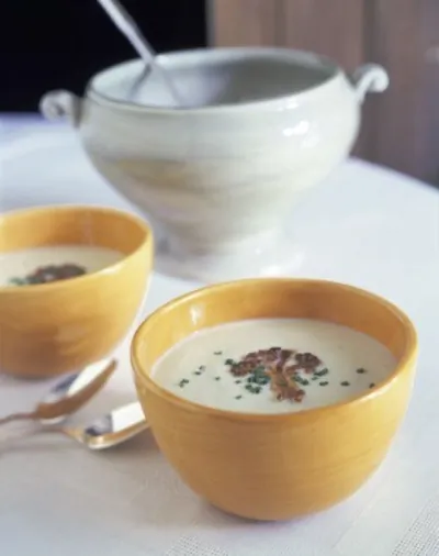 Крем-суп из цветной капусты с лесными грибами и шнитт-луком