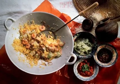 Жареный рис с креветками и овощами