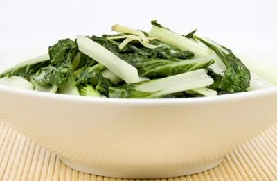 Жареный латук с чесноком