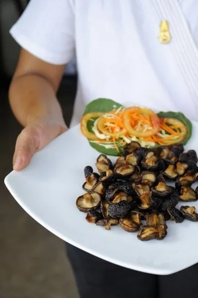 Шиитаке с зеленым луком в копченом масле