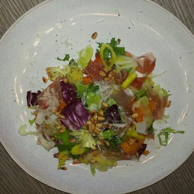 Салат из хурмы с пармезаном и хересным винегретом