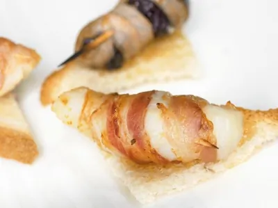 Рулеты из гребешков и чернослива на тостах