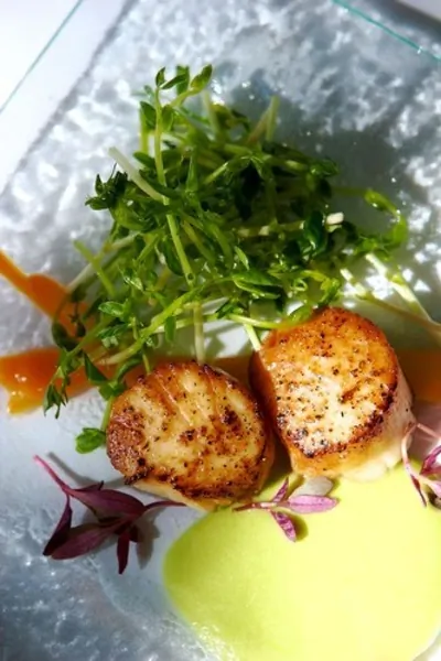 Жареные гребешки в соусе мисо и кленовом сиропе