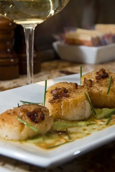 Жареные гребешки со сливочным соусом мисо