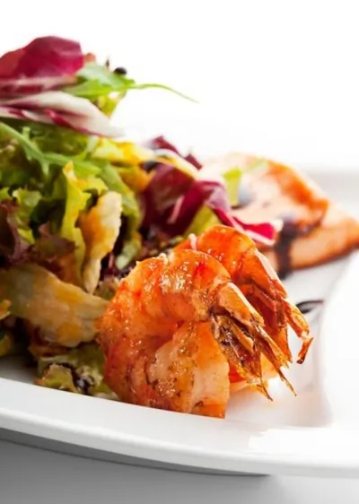 Жареные креветки в ароматном чесночном соусе