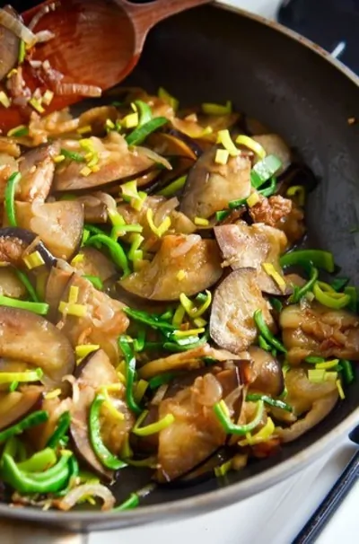 Баклажаны с грибами и беконом по китайски