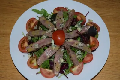 Мясной салат с рукколой, желтыми черри и голубым сыром