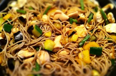 Гречневая лапша с овощами и креветками