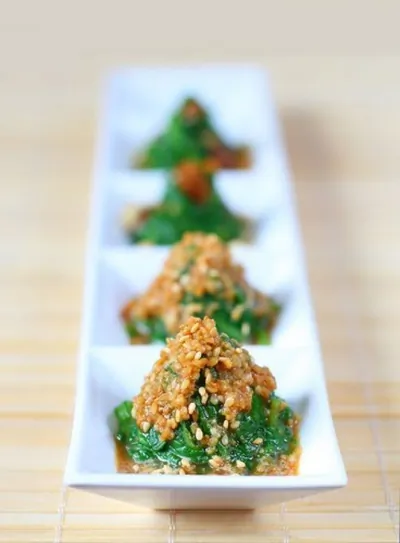 Шпинат с кунжутом и чесноком