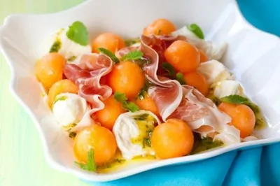 Салат с дыней, прошутто, козьим сыром и кедровыми орешками