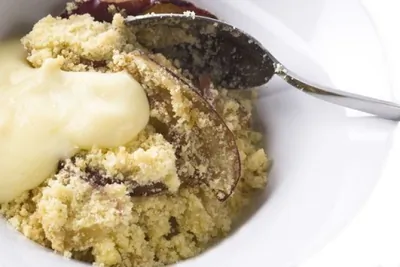 Яблочный десерт с ликером «Амаретто» и специями