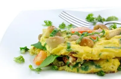 Омлет с начинкой из грибов, шпината и феты