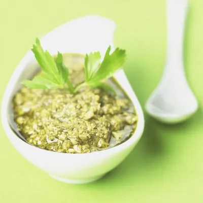 Песто из тыквенных семечек, петрушки и пармезана