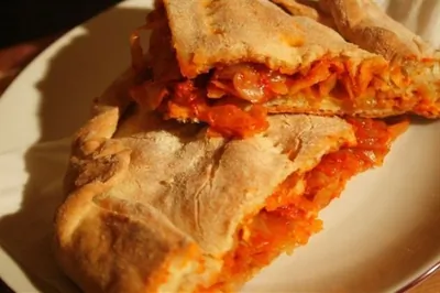 Пирог с тушеной капустой и острым перцем