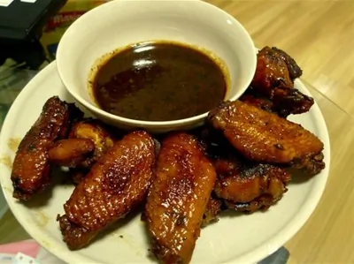 Куриные крылья в темном соусе