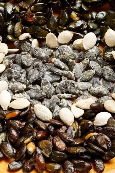 Соленые жареные тыквенные семечки с тимьяном