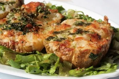 Печеные половинки картофеля с начинкой из шпината и сыра