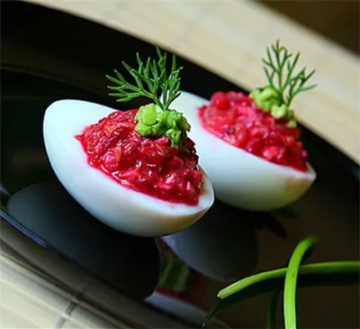 Закуска из авокадо с сельдью и свеклой