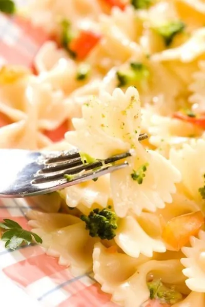 Детский салат с пастой, брокколи, кукурузой и луком-пореем