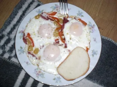 Яичница с виноградом и беконом