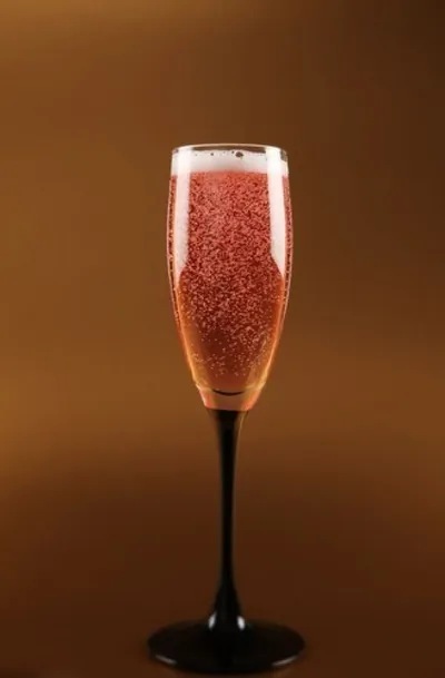 Клюквенный коктейль с шампанским и лимонадом