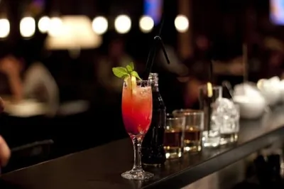 Новогодний малиновый коктейль с шампанским