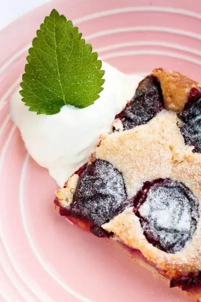 Сливочный клафути с карамелизованными сливами