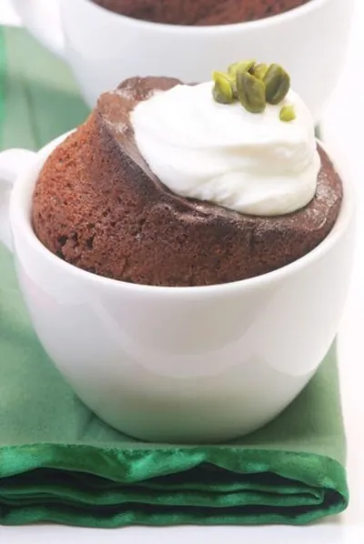 Горячий шоколадный пудинг с тахини в кофейных чашках