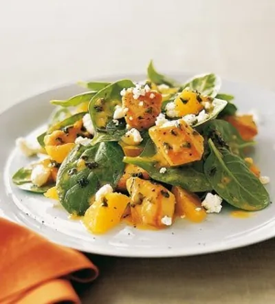 Салат с курицей, апельсинами и сыром фета