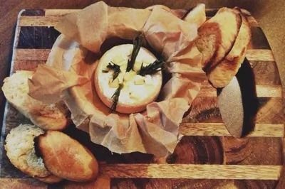 Запеченный камамбер с тимьяном, чесноком и чесночным хлебом