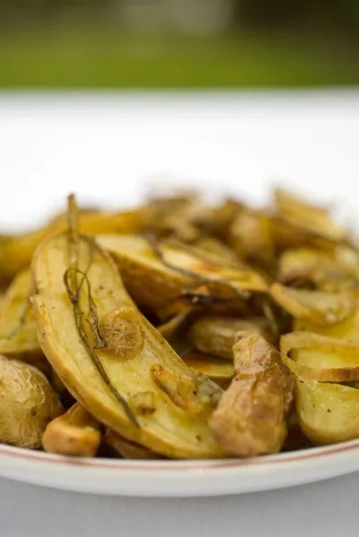 Золотистый картофель на утином жире с чесноком и тимьяном