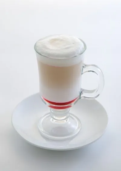 Эггног с бренди и свежей вишней