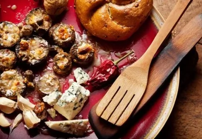 Золотистые грибы, фаршированные сыром