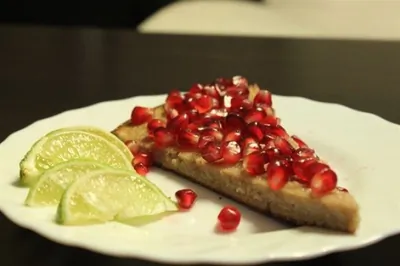 Тонкий гранатовый пирог с глазурью из лайма