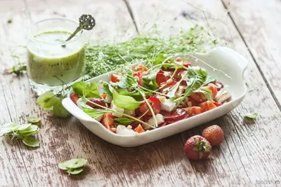 Салат из клубники и черри