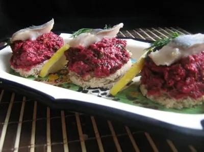 Закуска с сельдью, свекольным песто и грецкими орехами