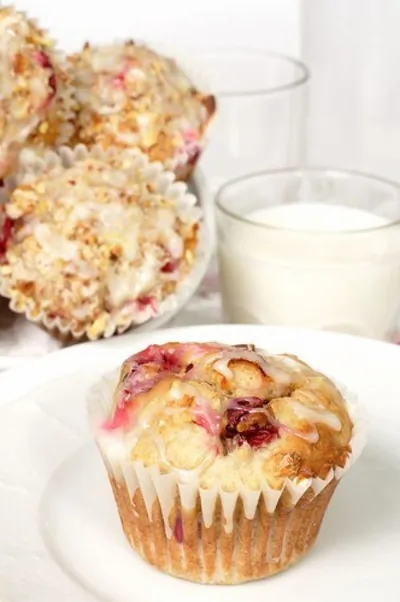 Клюквенные маффины с апельсиновой цедрой в белой апельсиновой глазури