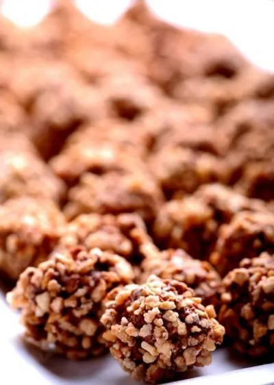 Трюфели с клюквой в крошке из грецкого ореха