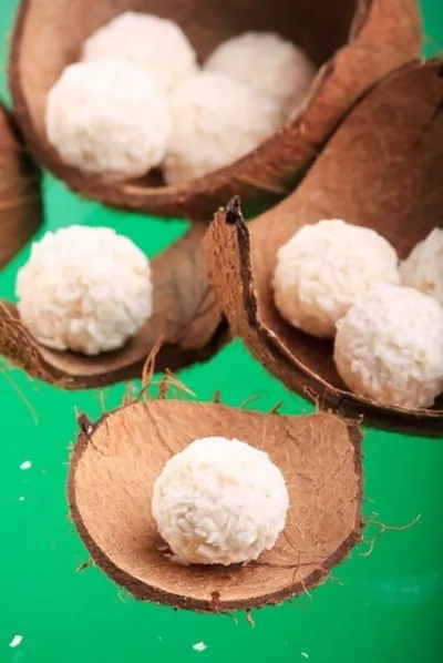 Трюфели из рикотты в белом шоколаде и кокосовой стружке с целым миндалем