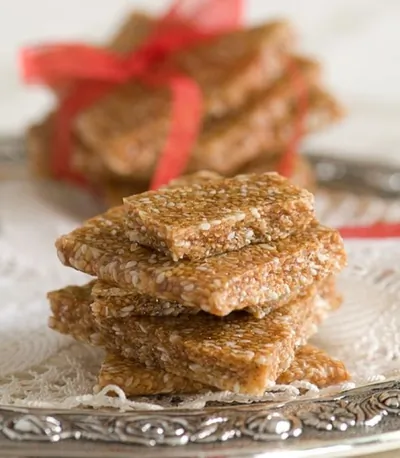 Медово-ореховые конфеты с кунжутом