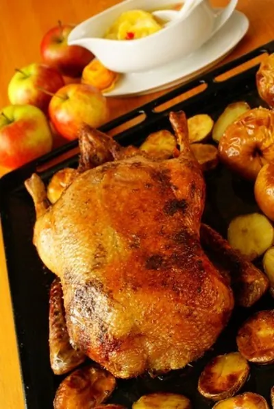 Жареная утка с яблоками и сельдереем