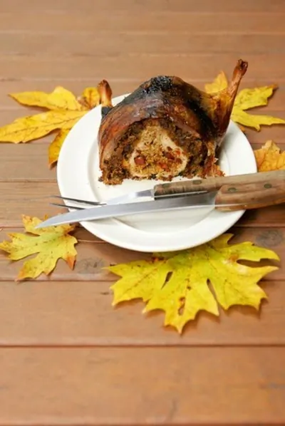 Жареная утка, фаршированная рисом, орехами и ароматными травами