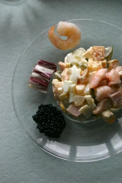 Оливье с креветками и каперсами